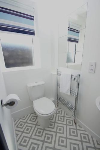 Air Host and Clean - Apartment 3 Broadhurst Court sleeps 4 minutes from town centre - image 3