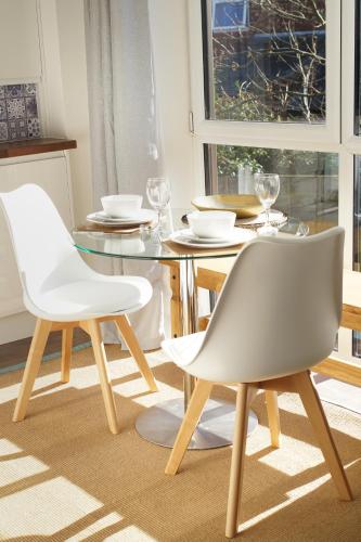 Air Host and Clean - Apartment 3 Broadhurst Court sleeps 4 minutes from town centre - image 12