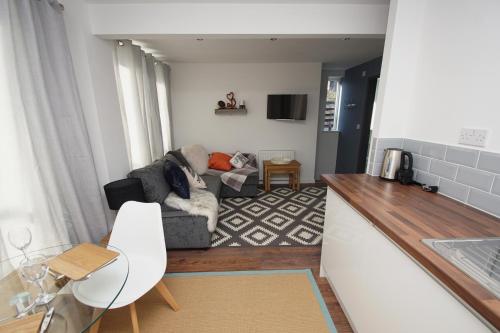 Air Host and Clean - Apartment 3 Broadhurst Court sleeps 4 minutes from town centre - image 13