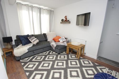 Apartment 3 Broadhurst Court sleeps 4 minutes from town centre & train - Stockport