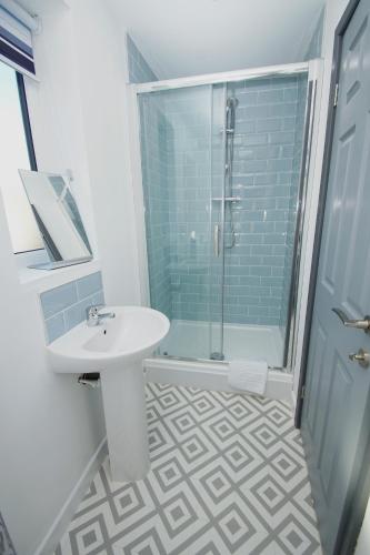 Air Host and Clean - Apartment 3 Broadhurst Court sleeps 4 minutes from town centre - image 7