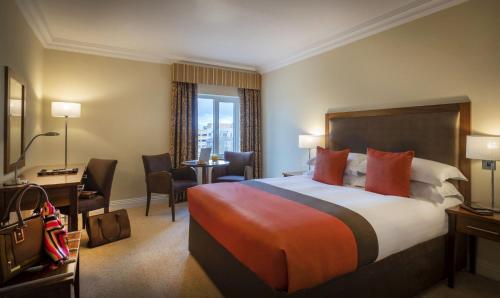 Temple Gate Hotel Ideally located in the prime touristic area of Ennis, Temple Gate Hotel promises a relaxing and wonderful visit. The hotel offers a wide range of amenities and perks to ensure you have a great time. S