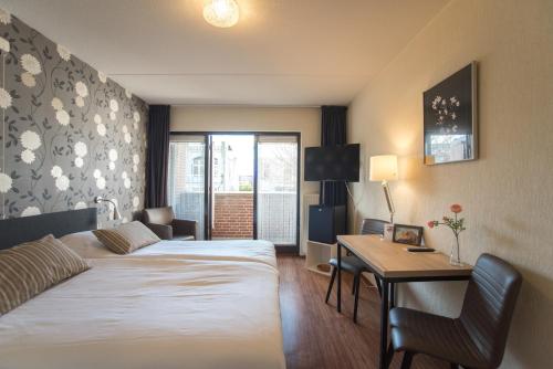 Double Room with Balcony image 4
