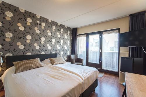 Double Room with Balcony image 2