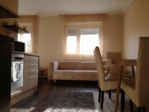  Bíbor Apartman, Ferienwohnung in Tiszaújváros
