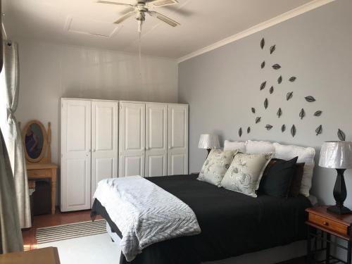 Contemporary Stay at Giraffe Cottage, Benoni