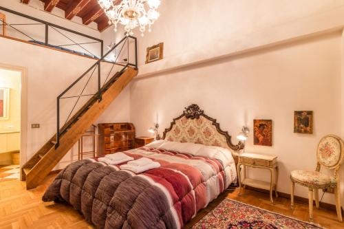 Fenice Backstage over Canal - image 3