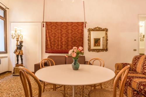 Fenice Backstage over Canal - image 8