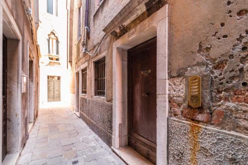 Fenice Backstage over Canal - image 4