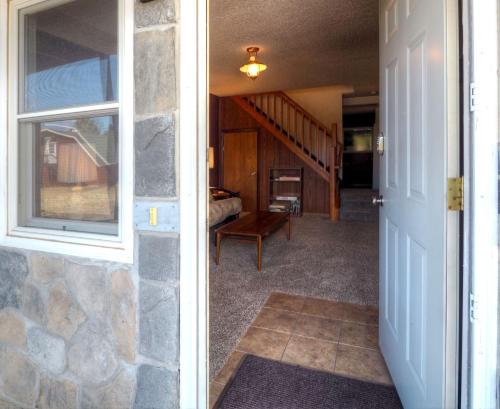 Grandma'S Mountain Getaway Home - image 4