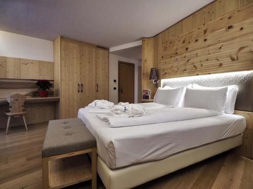 1 queen bed, 1 twin bed