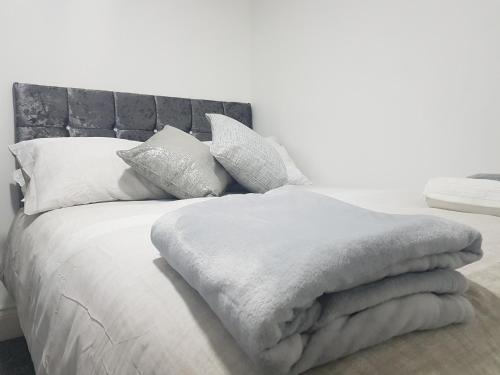 Whites And Greys Luxury Rooms