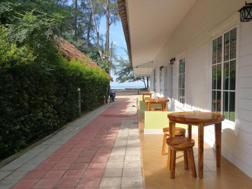 Blue Shore Cottage in Pak Meng Beach