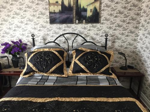 1 queen bed, 1 twin bed