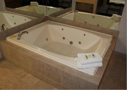 Badezimmer, Crown Choice Inn & Suites Lakeview and Waterpark in Mackinaw City (MI)