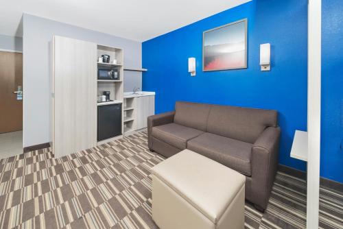 Microtel Inn & Suites by Wyndham Bethel/Danbury - image 6