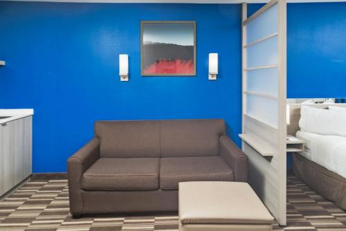Microtel Inn & Suites by Wyndham Bethel/Danbury - image 7