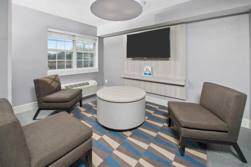 Microtel Inn & Suites by Wyndham Bethel/Danbury - image 9