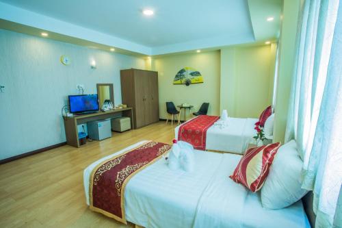 Bathroom, Golden Gate China Town Hotel in Yangon