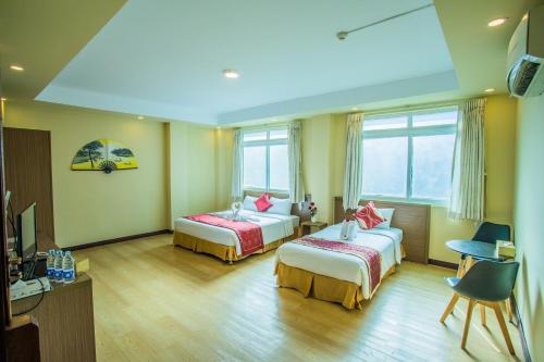 Bathroom, Golden Gate China Town Hotel in Yangon