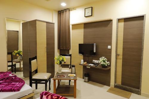 Family Room image 2