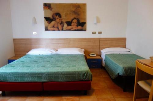 1 queen bed, 1 twin bed
