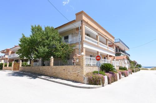  Helens Rooms in Nea Vrasna