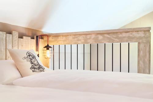 1 queen bed, 1 futon bed