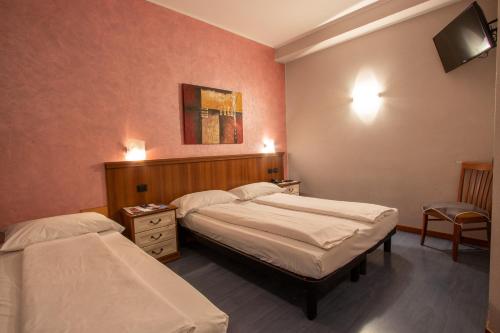 1 queen bed, 1 twin bed