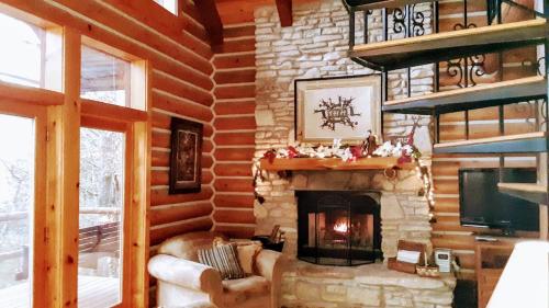 Cherokee Mountain log Cabins in Eureka Springs, USA