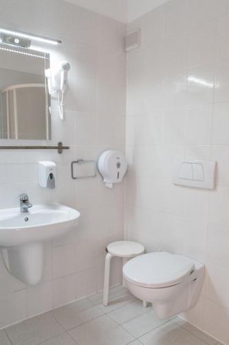 Well Hotel - image 7