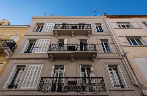F3 Plein centre plage a 50 m (rue calme) parking possible