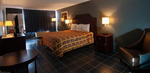 Express Inn & Suites - 5 Miles from St Petersburg Clearwater Airport - image 8