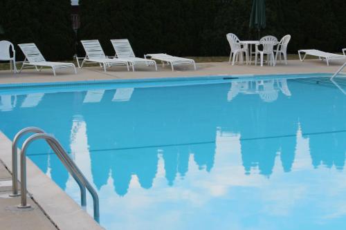 Tides Motor Inn - image 6