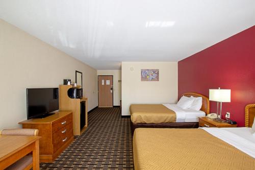 Econo Lodge Inn & Suites