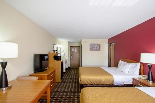 Econo Lodge Inn & Suites