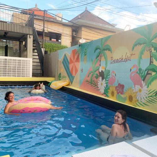 مسبح, Beach Hut Hostel in كوتا