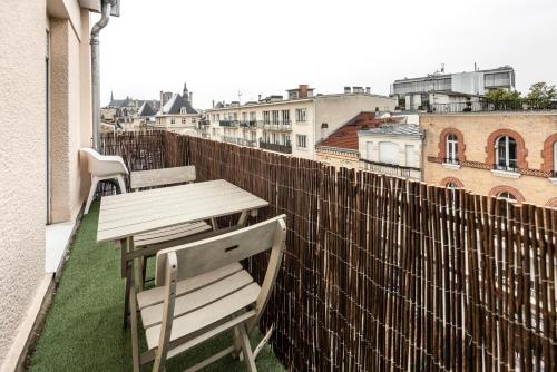 balkon/taras, CHIC B&B + Balcony - Hyper center in Reims