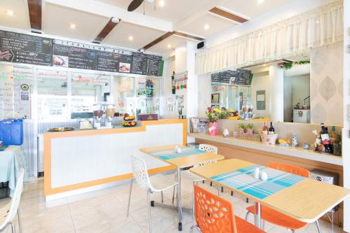 Restaurant, Starlight Bed and Breakfast near Cuneta Astrodome