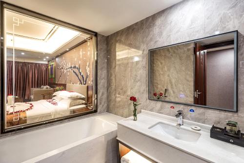 room detail thumbnail 2