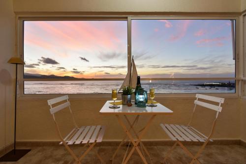 Las Canteras Seafront Apartment - image 10