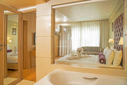 room detail thumbnail 2