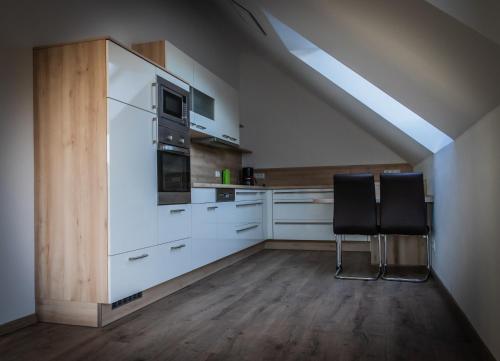 köök, Landhaus Ferienwohnungen mit Pool und Wellness in Neukirchen-Balbini