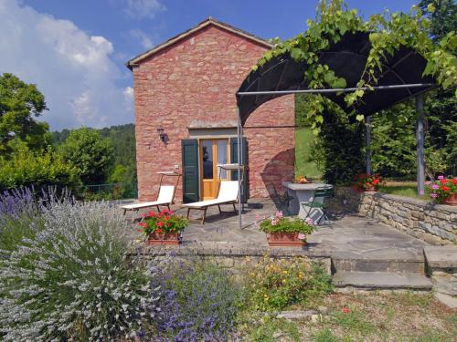 Villa with outbuilding and swimming pool and panoramic view of the Apennines gîte à louer Portico di Romagna