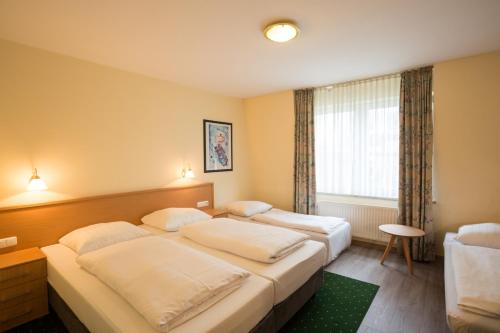 1 double bed, 1 twin bed