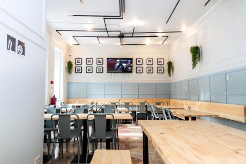 Shared lounge/TV area, Sant Jordi Hostels Lisbon in Lisbon