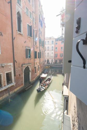 Apartments in San Marco with Canal View by Wonderful Italy, Benátky