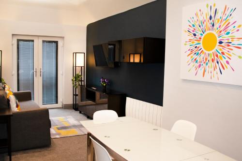 บริการและสิ่งอำนวยความสะดวก, Warwick Road Studios in เบรคคอนสไฟล์