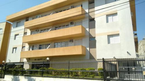 Apto - Enseada - Guarujá - Do lado da praia - Excelente - 9 pessoas – khách sạn tại Tortuga