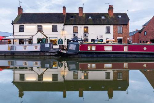 Fergies Canal Side Cottage